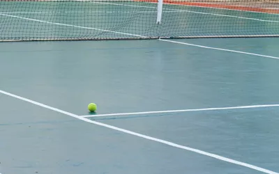 Comment maintenir un court de tennis en béton poreux à Caen pour éviter l&rsquo;accumulation de saleté et de débris ?