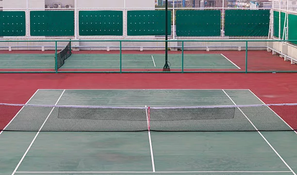 Quels sont les signes indiquant qu&rsquo;un court de tennis en béton poreux à Cabannes nécessite une maintenance immédiate ?