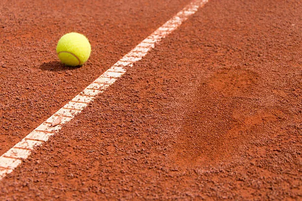 Préparer un Court de Tennis en Terre Battue pour la Saison à Sainte-Maximin-la-Sainte-Baume