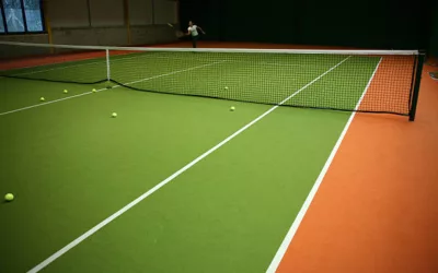 Comment assurer une bonne drainage et éviter l&rsquo;accumulation d&rsquo;eau sur les courts de tennis en gazon synthétique à Courbevoie ?
