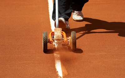 Quels sont les avantages techniques de la terre battue par rapport à d’autres surfaces lors de la rénovation d’un court de tennis à Chelles ?