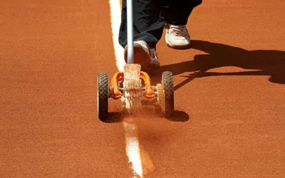 Qu’est-ce qui distingue la terre battue comme choix de surface pour la rénovation d’un court de tennis à Lorgues?