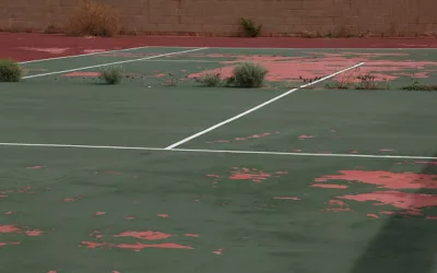 Quelles sont les techniques recommandées pour nettoyer et entretenir efficacement un court de tennis en béton poreux à Puteaux ?