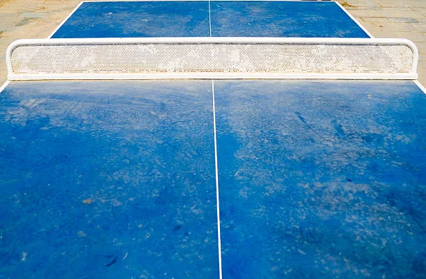 Quels sont les produits recommandés pour nettoyer et entretenir un court de tennis en béton poreux à Saint-Cyr-au-Mont-d&rsquo;Or?