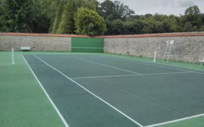 Quelles sont les techniques de rénovation spécifiques pour un court de tennis en béton poreux à Sainte-Maximin-la-Sainte-Baume ?