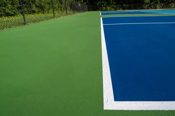 Quelles sont les différences entre l&rsquo;entretien d&rsquo;un court de tennis en résine synthétique et d&rsquo;autres types de surfaces à Puteaux ?