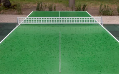 Quels sont les avantages esthétiques de la résine synthétique pour un court de tennis à Eyguières ?