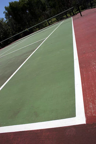 Quels sont les avantages de choisir la résine synthétique pour la rénovation d&rsquo;un court de tennis à Courbevoie ?