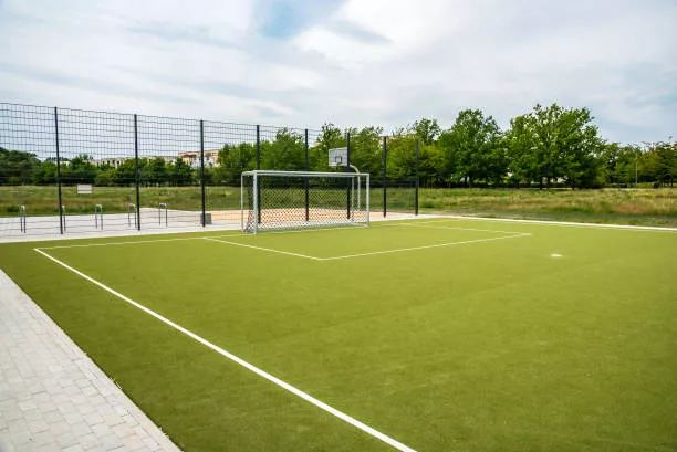 Comment l&rsquo;entretien d&rsquo;un court de tennis en gazon synthétique à Courbevoie diffère-t-il des autres types de surfaces ?