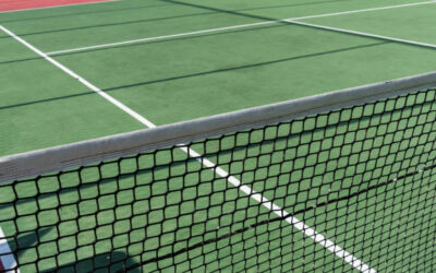 Comment entretenir un court de tennis en gazon synthétique dans le climat de Mouries ?