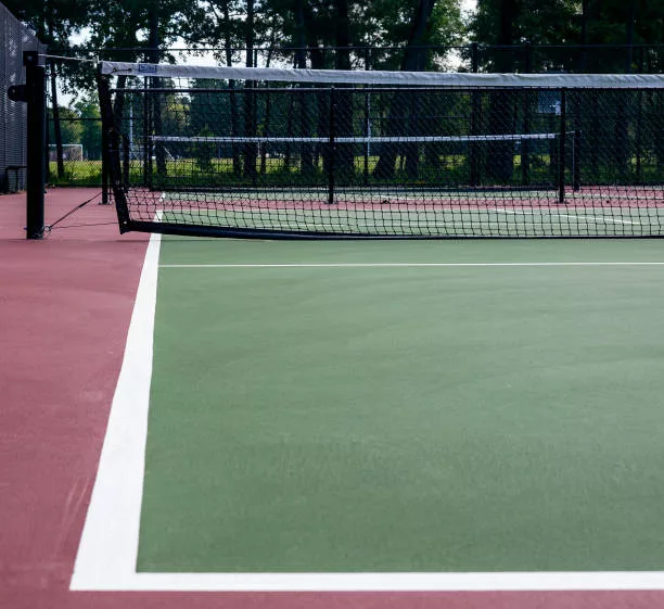 Quelles sont les réglementations locales à prendre en compte lors de la construction d&rsquo;un court de tennis à Celony ?