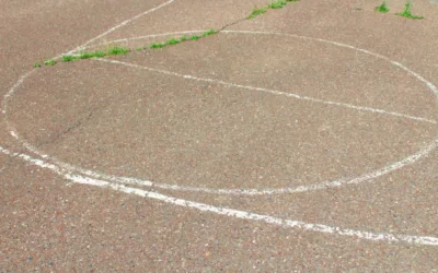 Quelle est l’importance de l’inclinaison du terrain lors de la construction d’un court de tennis en béton poreux à Paris ?