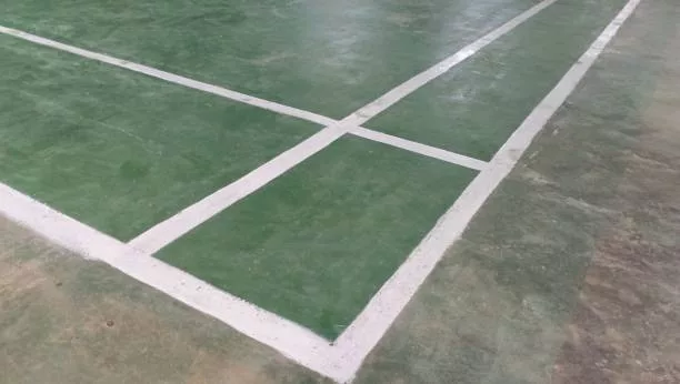 Quels sont les étapes pour rénover un court de tennis en béton poreux à Ecully ?