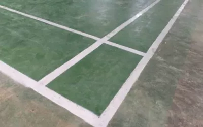 Comment identifier et traiter les problèmes courants rencontrés lors de la maintenance d’un court de tennis en béton poreux à Vaison la Romaine ?