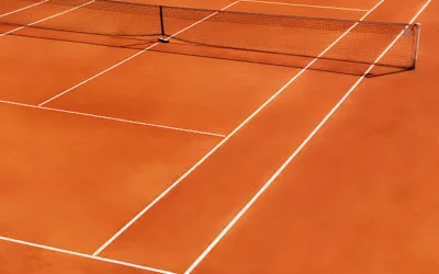 Comment maintenir l’uniformité de la surface et prévenir la formation de flaques d’eau sur un court de tennis en terre battue à Saint Genis Laval ?