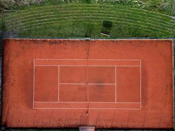 Quelles sont les spécificités de l&rsquo;entretien des courts de tennis en terre battue à Sainte-Maximin la Sainte-Baume ?
