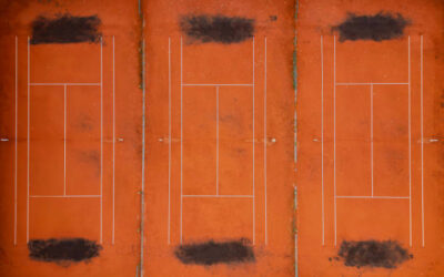 Quelles sont les étapes importantes à inclure dans un plan de maintenance saisonnière pour un court de tennis en terre battue à Poissy?