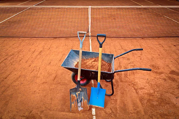 Les pratiques essentielles pour la maintenance d&rsquo;un court de tennis en terre battue Celony