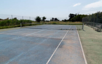 Quelles techniques de pointe sont utilisées par Service Tennis pour la rénovation de court de tennis à Mougins ?