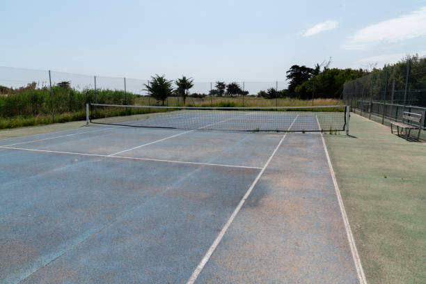 Quelles techniques de pointe sont utilisées par Service Tennis pour la rénovation de court de tennis à Mougins ?