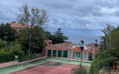 Pourquoi est-il important de respecter les normes environnementales lors de la construction court de tennis à Nice ?