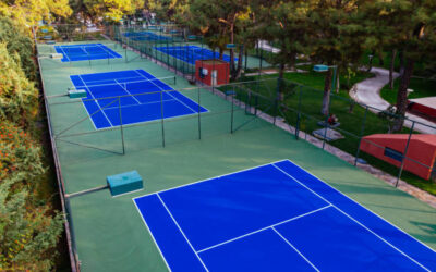 Comment Service Tennis personnalise-t-il la construction des courts de tennis pour répondre aux besoins spécifiques des clients à Versailles ?