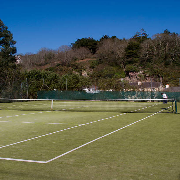 Comment le processus de rénovation de courts de tennis à Évry par Service Tennis améliore-t-il les performances et l’apparence de votre court ?