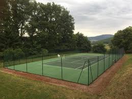 Pourquoi doit-on considérer les restrictions de bruit lors de l&rsquo;entretien des courts de tennis à Lyon ?