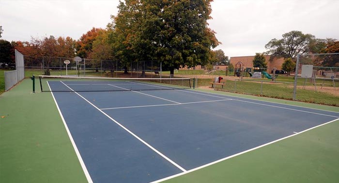 Pourquoi est-il nécessaire de considérer les effets sur la faune locale avant de commencer la rénovation d’un terrain de tennis ?