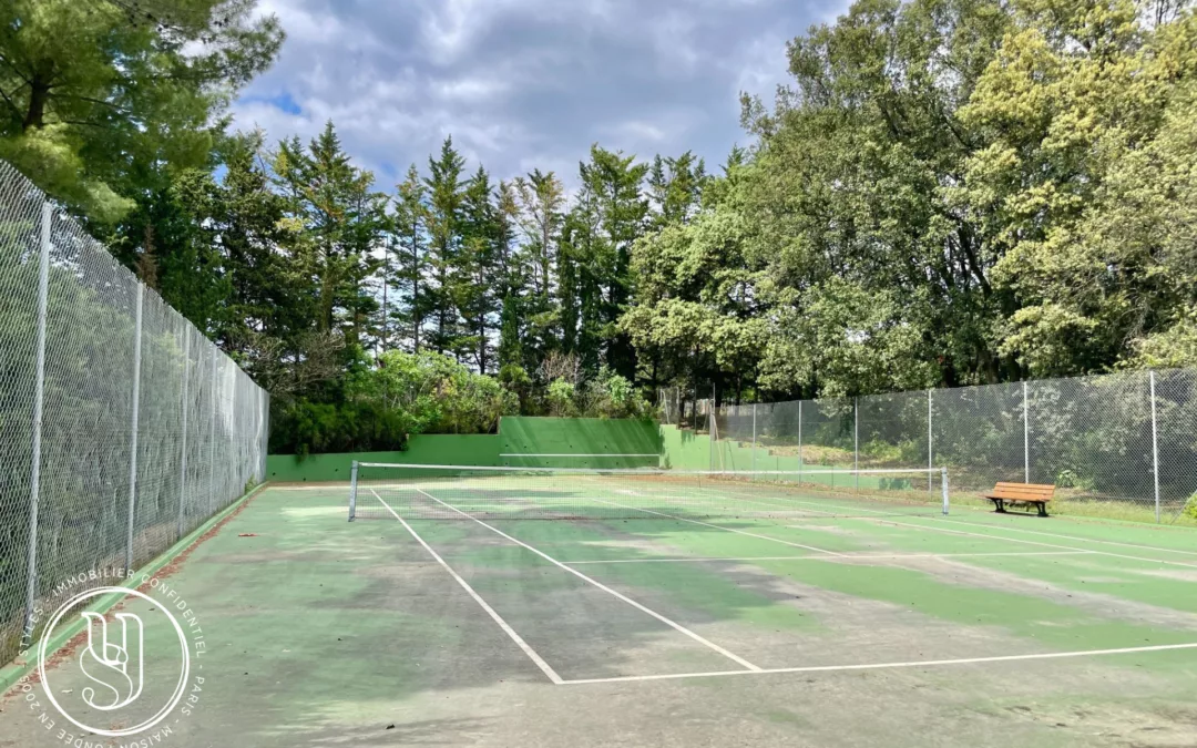 Comment les pratiques de construction respectueuses de l&rsquo;environnement peuvent-elles être intégrées dans le projet d&rsquo;un terrain de tennis ?