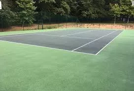 Comment intégrer des solutions énergétiques durables dans la rénovation d&rsquo;un terrain de tennis peut-il réduire son impact environnemental ?