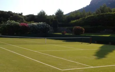 Pourquoi est-il important de minimiser les émissions de CO2 lors de la rénovation d&rsquo;un court de tennis à Troyes ?
