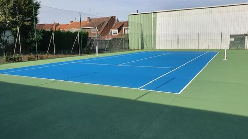 Pourquoi la prise en compte de la pollution sonore est-elle nécessaire lors de l&rsquo;évaluation de l&rsquo;impact environnemental d&rsquo;un terrain de tennis ?