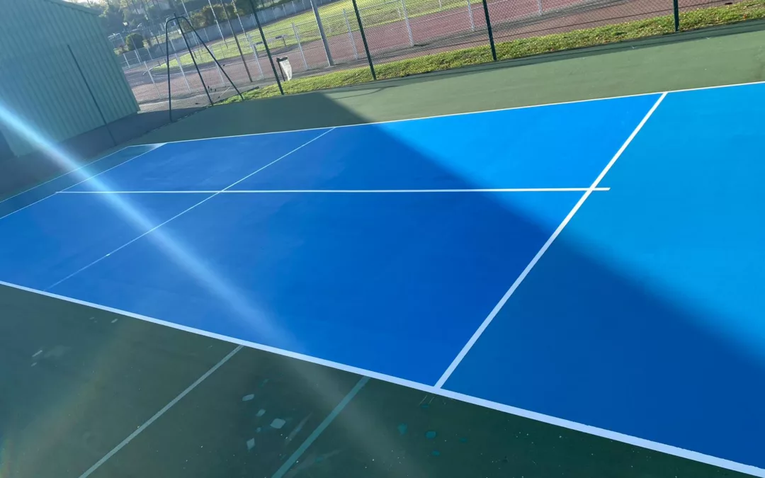 Pourquoi l&rsquo;entretien préventif est-il particulièrement important pour les courts de tennis en zone urbaine comme Lyon ?