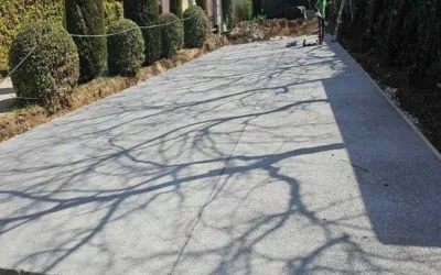 Comment la rénovation d’un court de tennis en béton poreux à Paris influence-t-elle la régulation naturelle des cycles de l&rsquo;eau dans l&rsquo;environnement ?