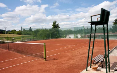 Quels aspects du terrain de tennis nécessitent une attention particulière pendant la rénovation à Paris ?
