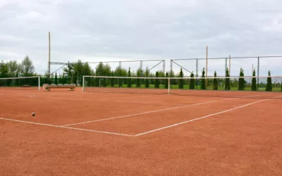 Pourquoi la topographie de Lyon est-elle importante dans la construction d&rsquo;un court de tennis ?