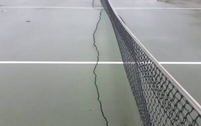 C’est quoi les défis spécifiques liés à la construction d’un court de tennis en béton poreux à Paris en milieu urbain dense ?