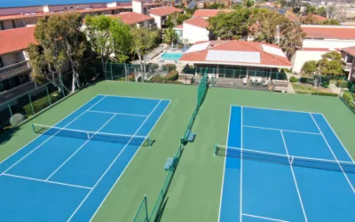 Pourquoi est-il nécessaire de choisir un revêtement adapté au climat local lors de la rénovation d&rsquo;un court de tennis en béton poreux à Bourg-en-Bresse ?