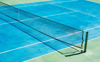 Quels sont les impacts du béton poreux sur la stabilité du sol lors de la rénovation d’un court de tennis à Paris ?