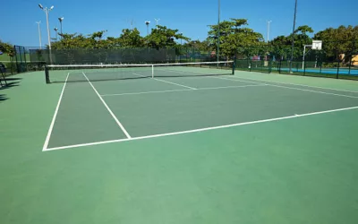 Pourquoi est-il important de respecter les réglementations locales lors de la construction d&rsquo;un court de tennis à Lyon ?