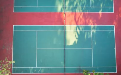 Pourquoi est-il judicieux de prévoir des zones de repos et de spectateurs lors de la construction d&rsquo;un court de tennis à Lyon ?