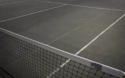 Pourquoi est-il important de travailler avec un constructeur certifié pour un court de tennis en béton poreux à Paris ?