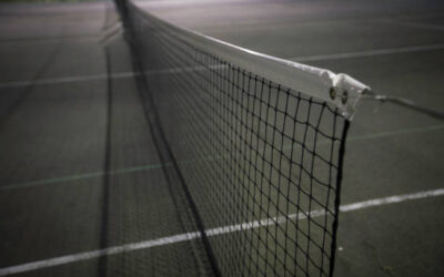 Pourquoi la construction d’un terrain de tennis en béton poreux à Paris est-elle une solution recommandée pour les collectivités locales qui souhaitent limiter les risques d’inondation ?