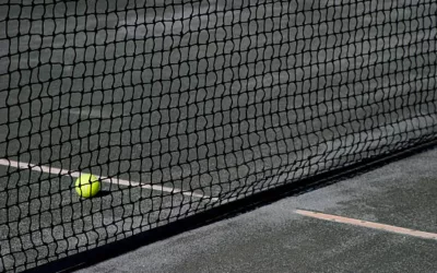 Comment identifier les signes indiquant la nécessité de la rénovation d’un terrain de tennis en béton poreux à Paris ?