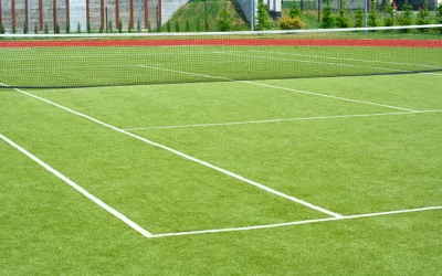 Comment l&rsquo;orientation du terrain affecte-t-elle la construction d&rsquo;un court de tennis à Lyon ?