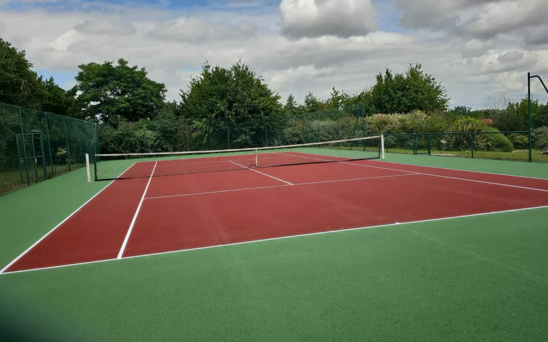 Intégrer des gradins modifie-t-il beaucoup le coût d’un terrain de tennis ?