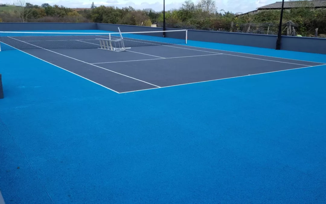 Peut-on réduire le coût d’un terrain de tennis en gérant soi-même une partie des travaux ?