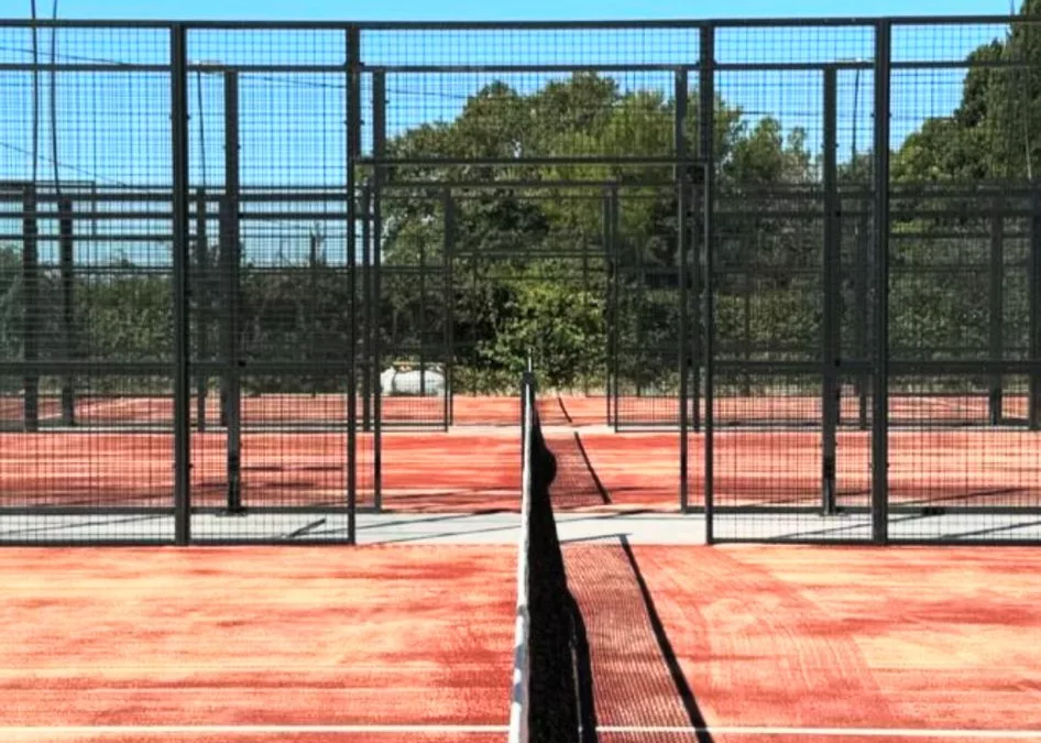 Le grillage est-il un poste important dans le coût d’un terrain de tennis ?