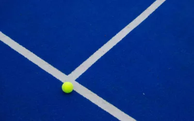 Pourquoi est-il crucial de réaliser une étude de marché avant de construire un terrain de tennis à Paris ?